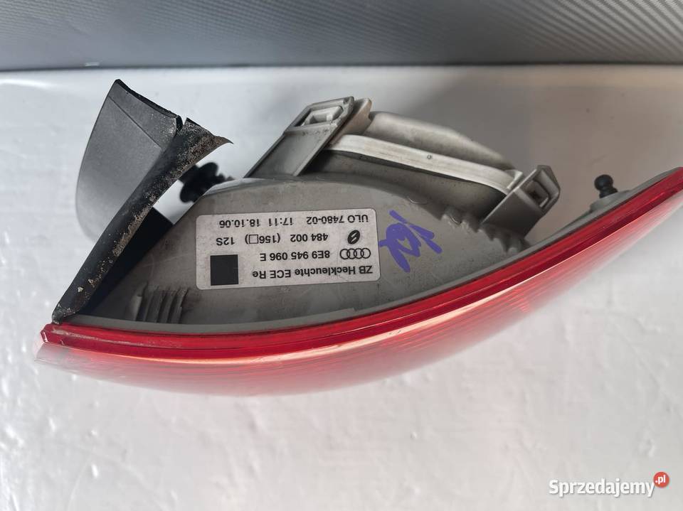 AUDI A4 B7 KOMBI PRAWA LAMPA TYŁ Ostroróg