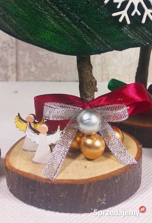 Dekoracyjne choinki z białymi śnieżynkami Wrocław