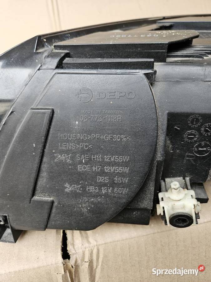 Volvo V50 S40 Prawy reflektor Warlubie