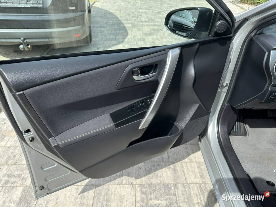 Toyota Auris Hybryda niski przebieg oryginalny Poznań