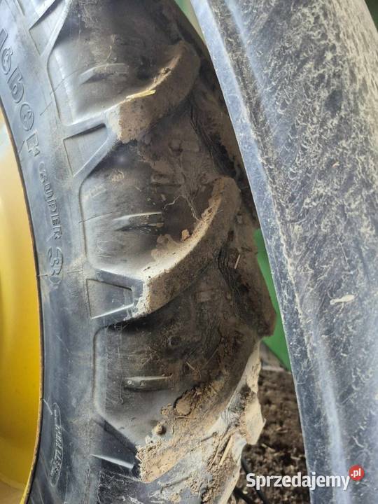 Opryskiwacz polowy ciągany John Deere 824 Łagiewniki