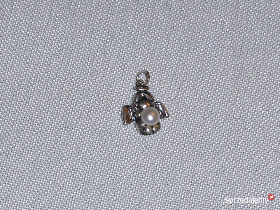 Srebrny wisiorek Aniołek z perełką