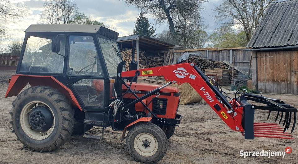 Ładowacz czołowy firmy Agrosped model V700 Kolno