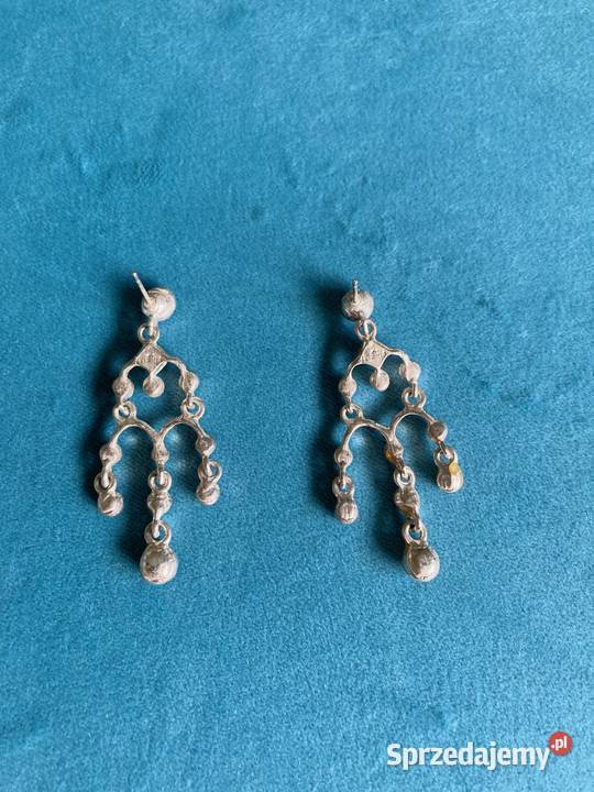 Śliczne bogate metalowe wiszące kolczyki Nisko