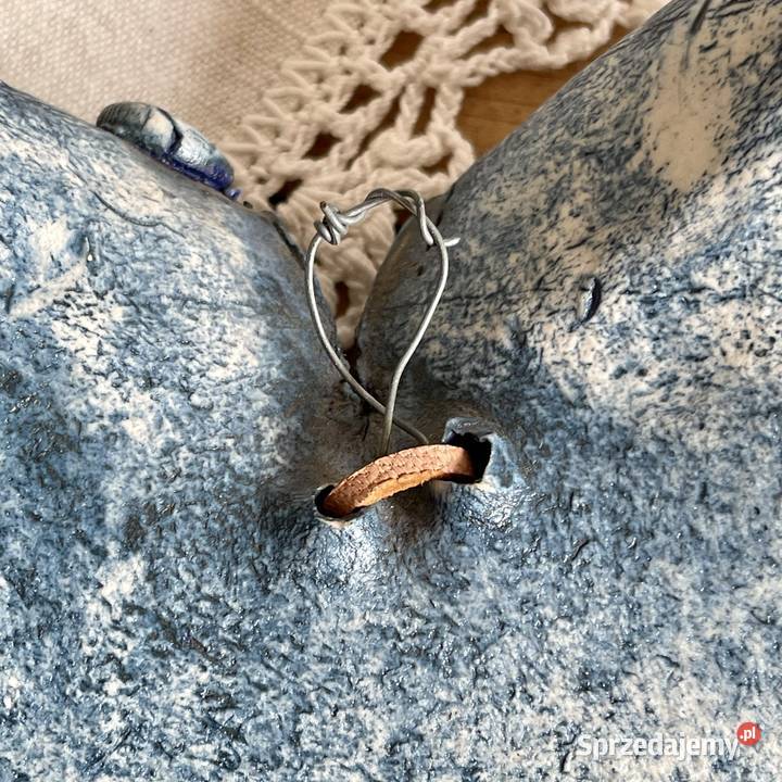 Ceramiczna zawieszka w kształcie koszuli Myszków