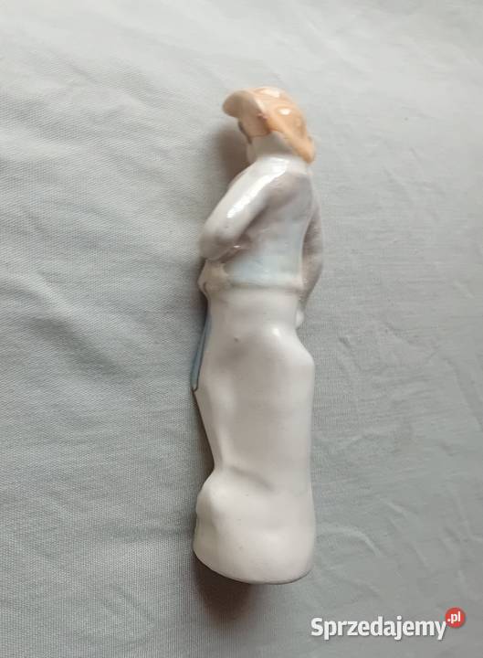 Porcelanowa figurka chłopak w kapeluszu strój z Koźminek