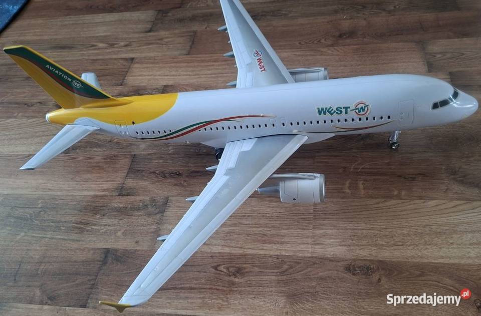 Duży samolot pasażerski WEST Aviation na Zielona Góra