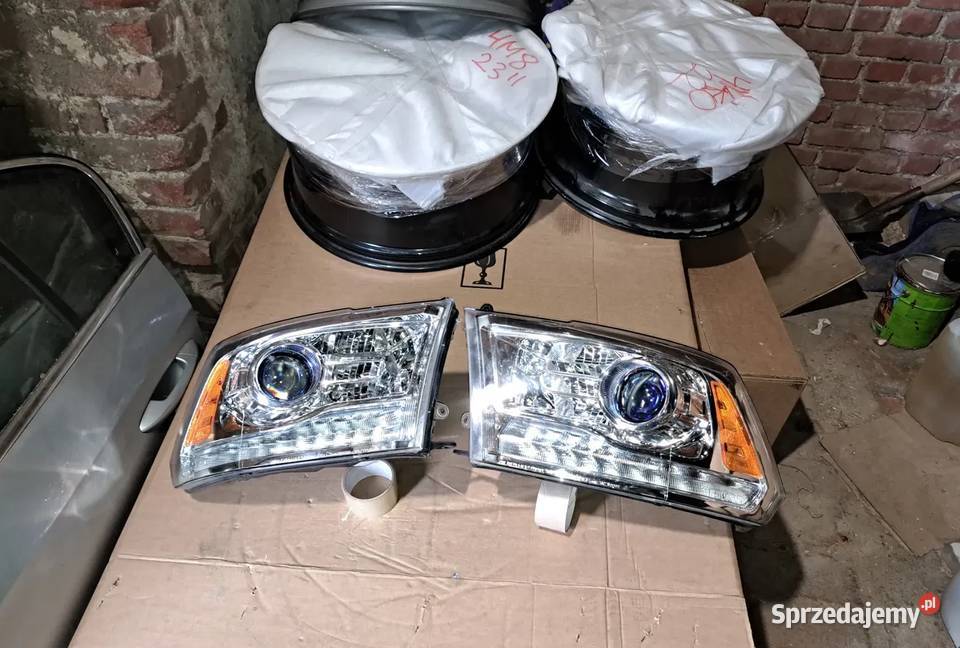 Lampa przednia prawa lewa Dodge RAM Zwykła Lubin