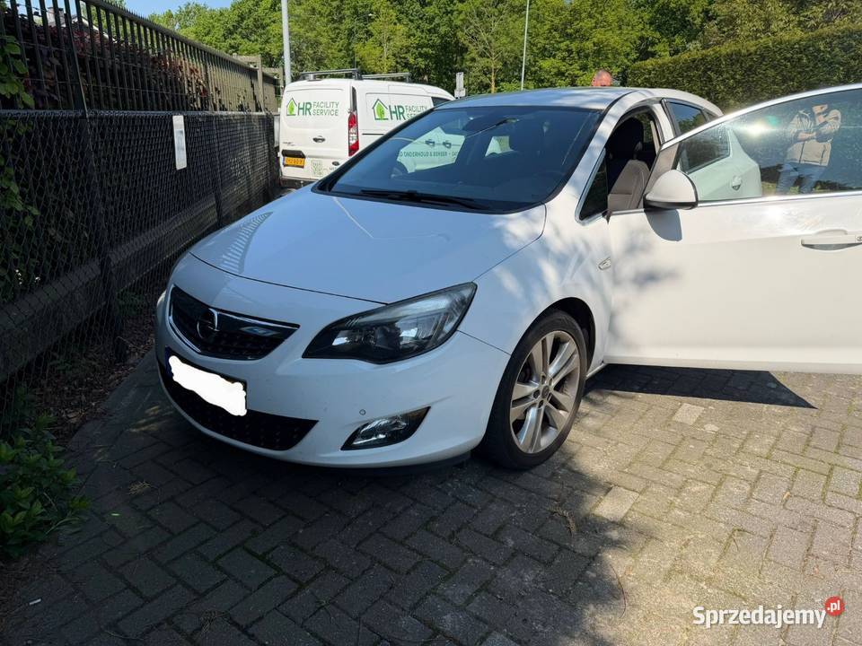 Opel Astra J 14 Turbo Benzyna 140 Klima Navi Hak Rok produkcji 2010 Opel Gliwice