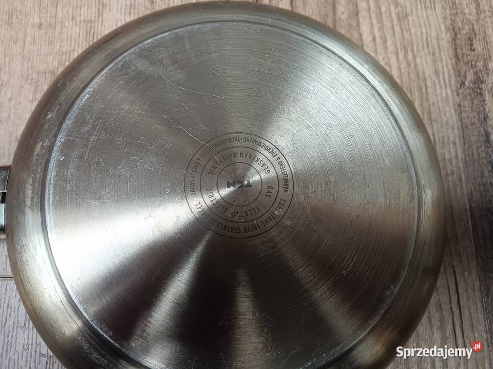 Patelnia marki TCM wykonanej ze stali