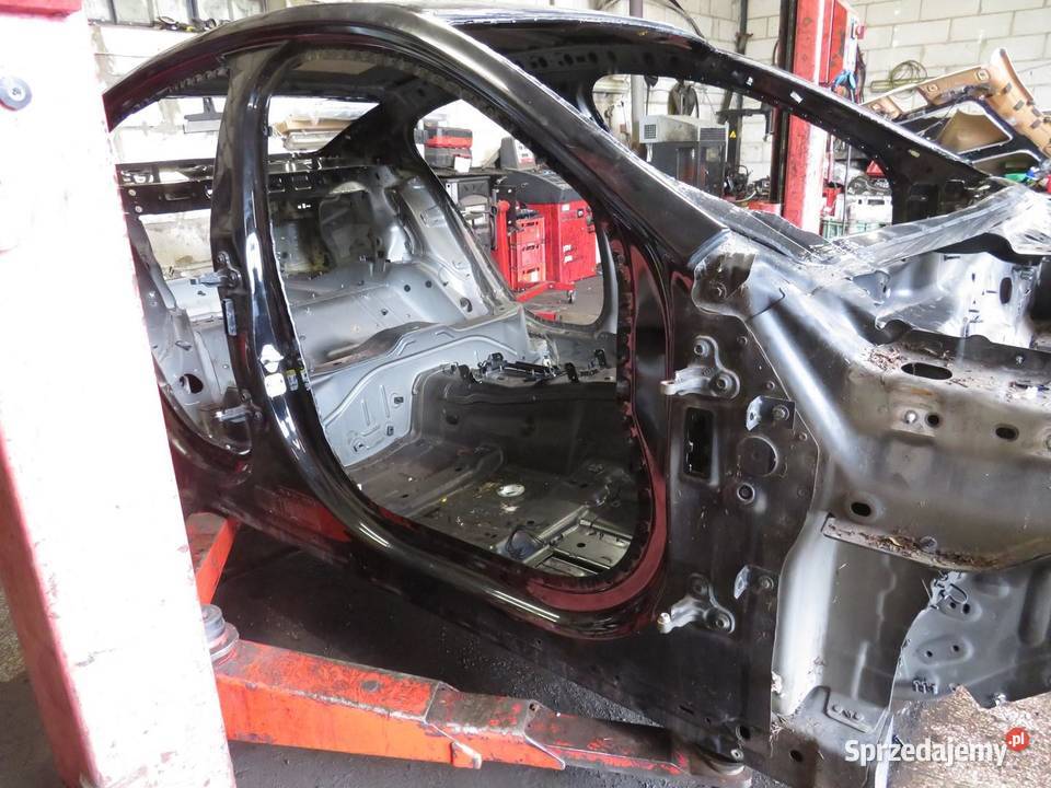 PRÓG SŁUPEK PRAWY BOK PEC JAGUAR XE x760