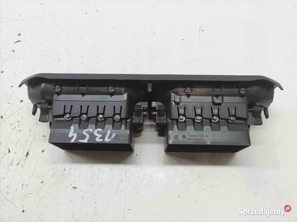 KRATKI NAWIEWU ŚRODKOWA DESKI 687606944R Dacia świętokrzyskie