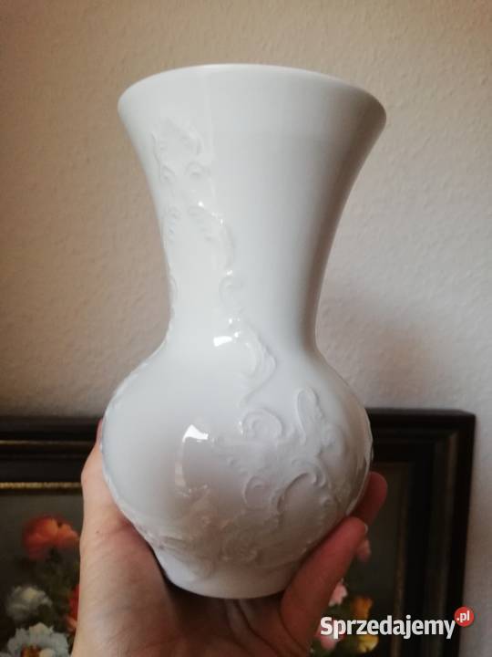 Biały porcelanowy wazonik Gorlice