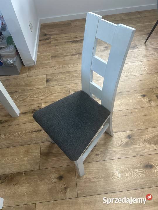 Stół z krzesłami do salonu