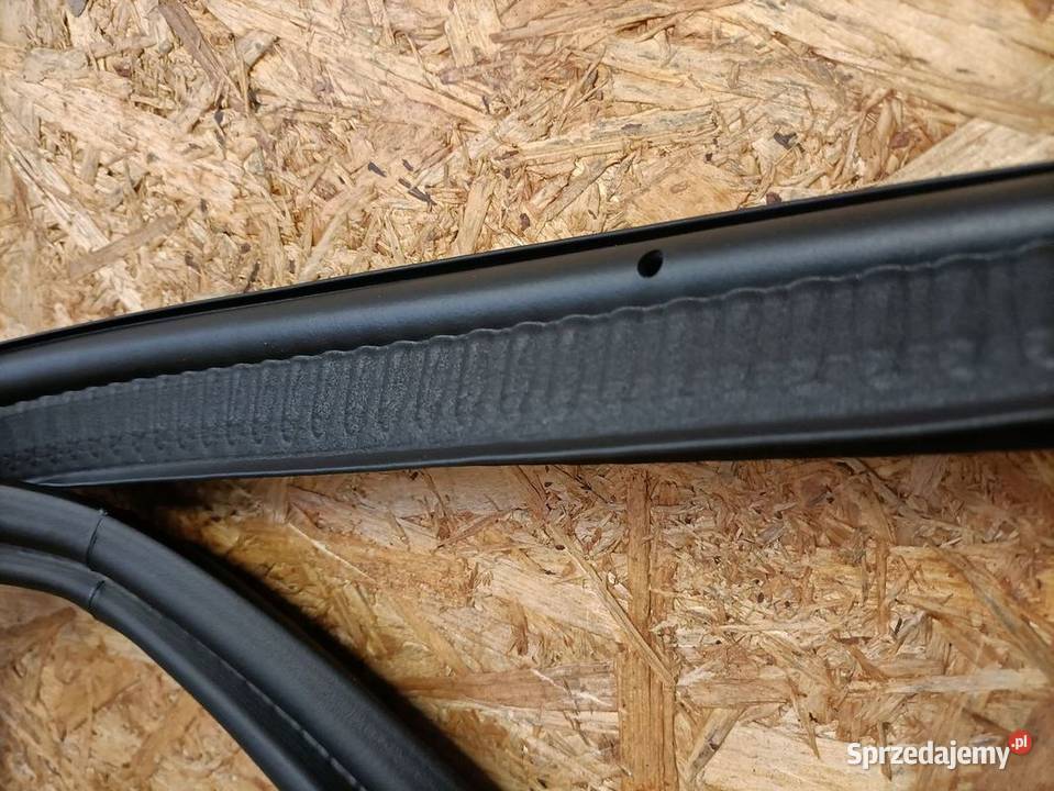 VOLVO V60 18 USZCZELKA BAGAŻNIKA KLAPA TYŁ osobowe Pleszew