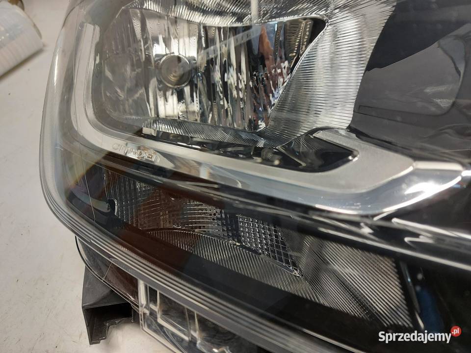 Citroen Berlingo Partner IV Lampa przód prawa