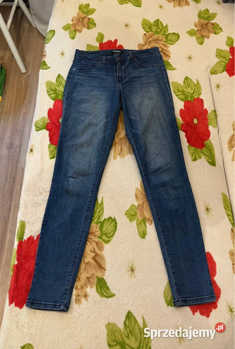 Ciemnoniebieskie obcisłe jeansy spodnie wiosna łódzkie Łódź