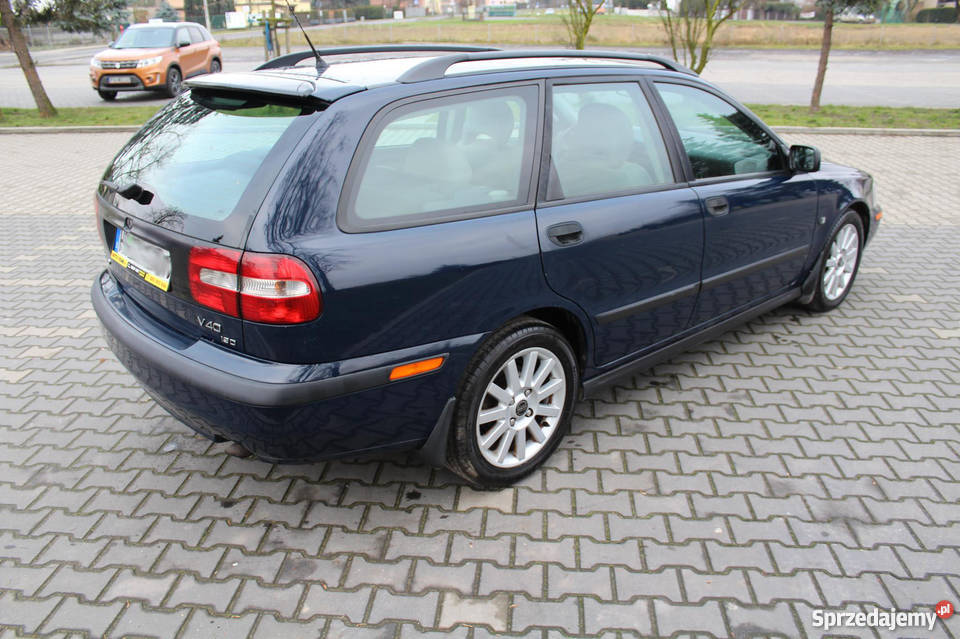 Volvo V40 LIFT 19D 7L100 jasny środek 2x kpl nieuszkodzony Poznań