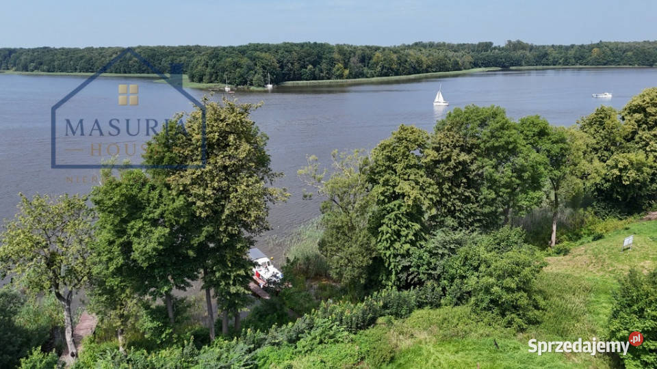 Zabudowana działka z linią brzegową Jezioraka