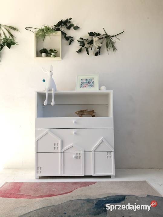 Mała komoda do pokoju dziecięcego z szufladami Brzuśnik