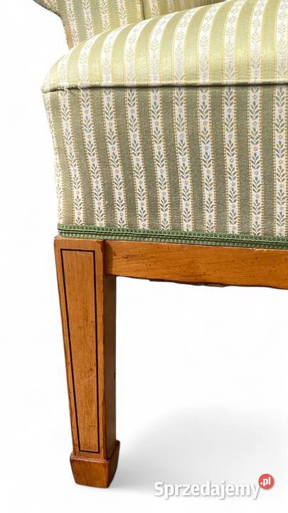 Jasna sofa trzyosobowa vintage na zwężanych Gryfice