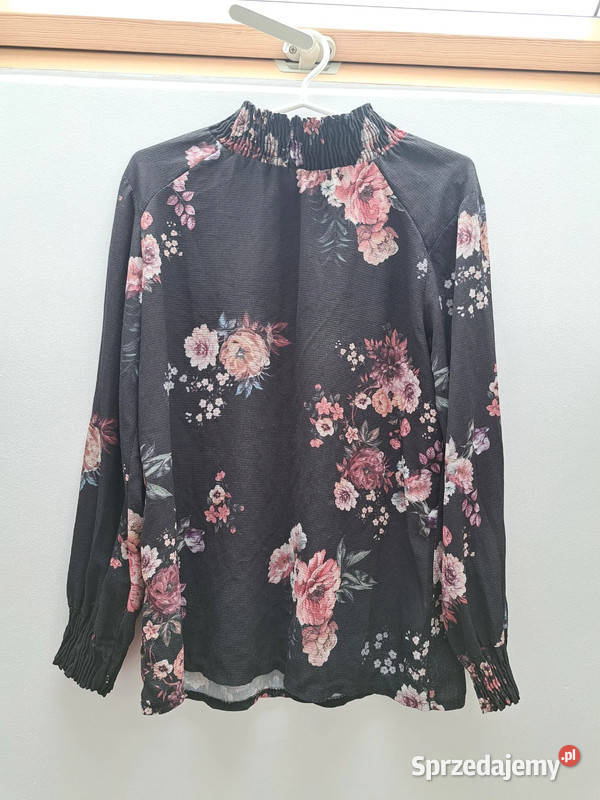 Czarna bluzka w kwiaty z marszczeniem szyi i