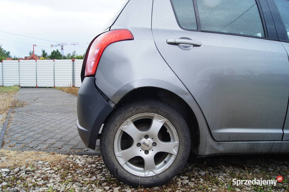 Suzuki swift benzyna uszkodzony tył sprzedam
