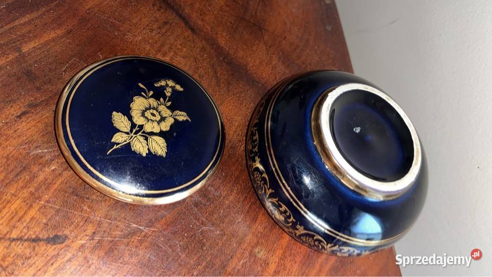 Puzderko z ciemnego kobaltu Na białej porcelanie