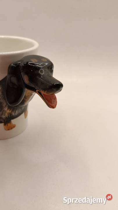 Figurka kubek pies jamnik w budzie Zamość
