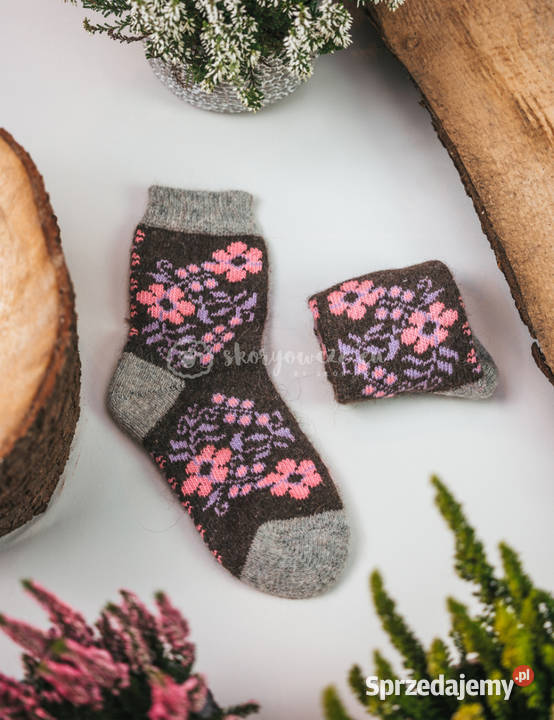 Czarnoszare skarpetki z różowymi kwiatkami z Szaflary