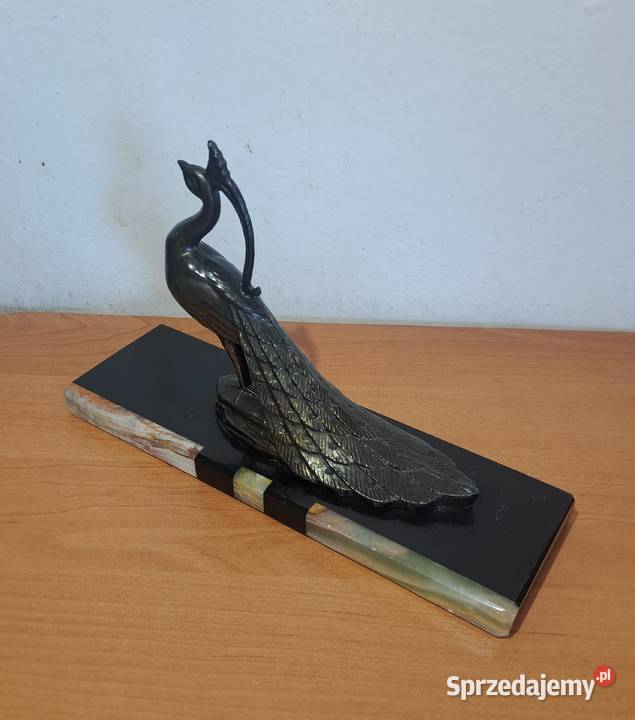 metalowa figura pawia na marmurowoonyksowej mazowieckie
