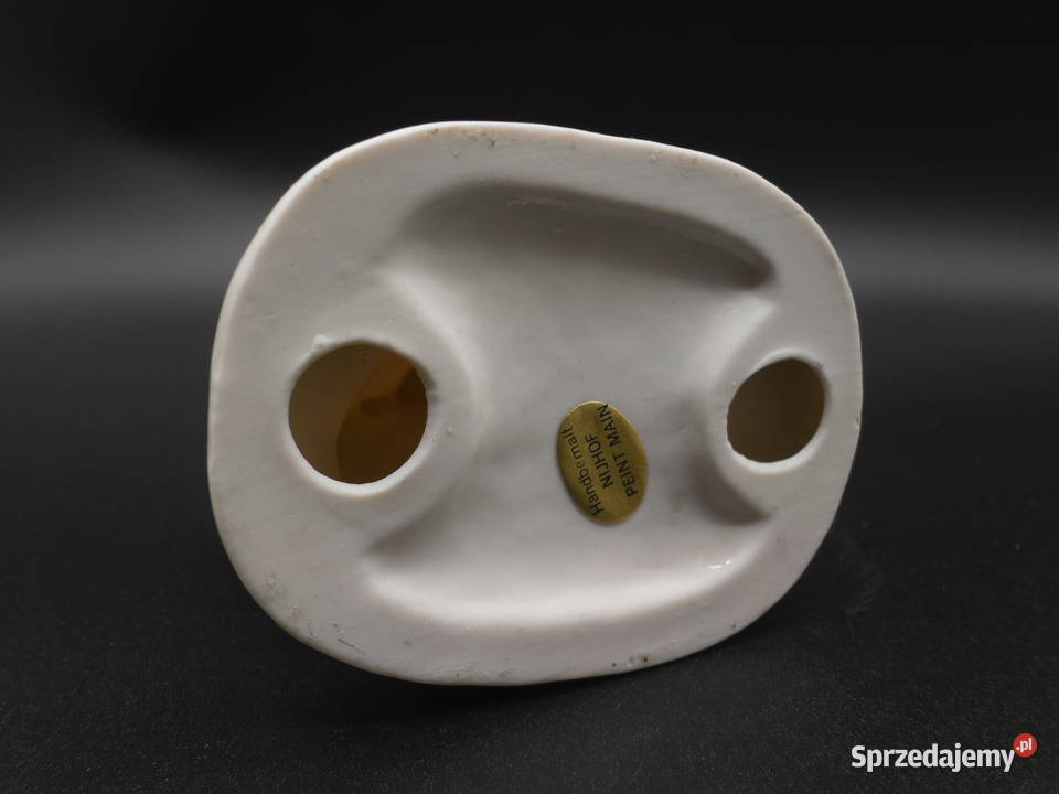 Ceramiczna figurka przedstawiająca dziewczynę z Raszków