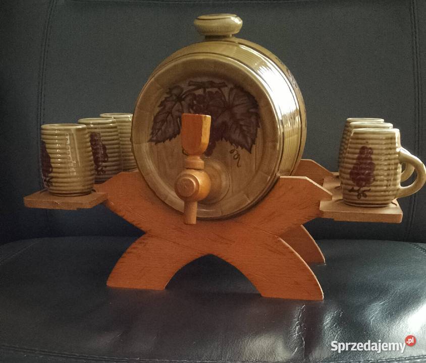 Beczka Vintage na stojaku z kufelkami Nakło nad Notecią