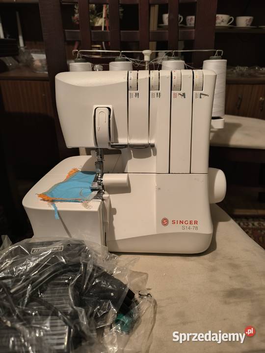 Maszyna z owerlokiem firmy Singer