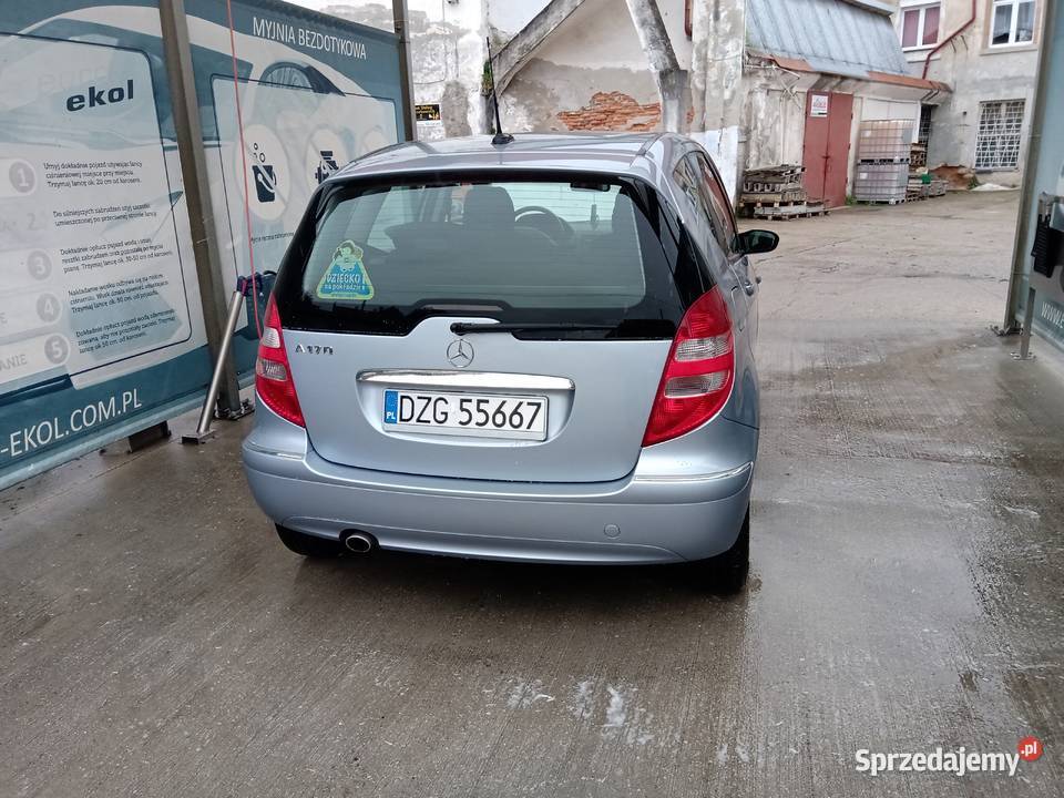 Mercedes a salonowy jedna ręka