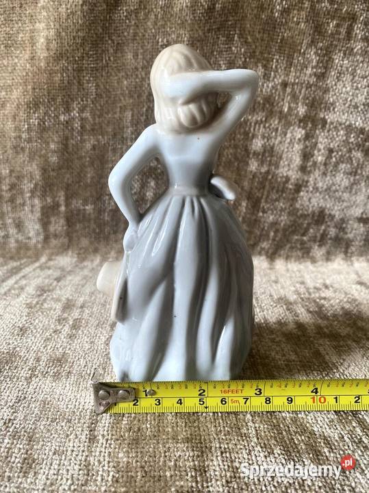 Porcelanowa figurka eleganckiej damy z