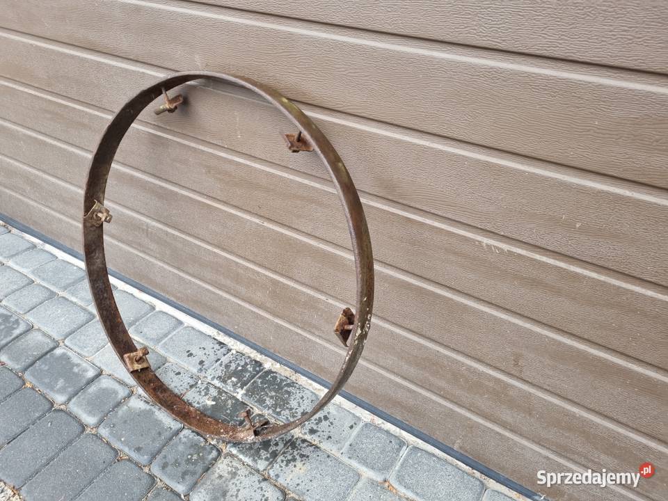 Stara duża obręcz koło na obraz z mchu zegar