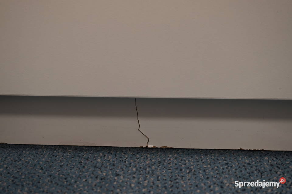 Wysoka szafa zamykana na klucz Wrocław