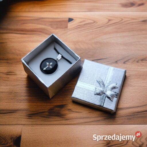 Elegancki wisiorek z krzyżykiem w żywicy na Naszyjniki podkarpackie Sanok