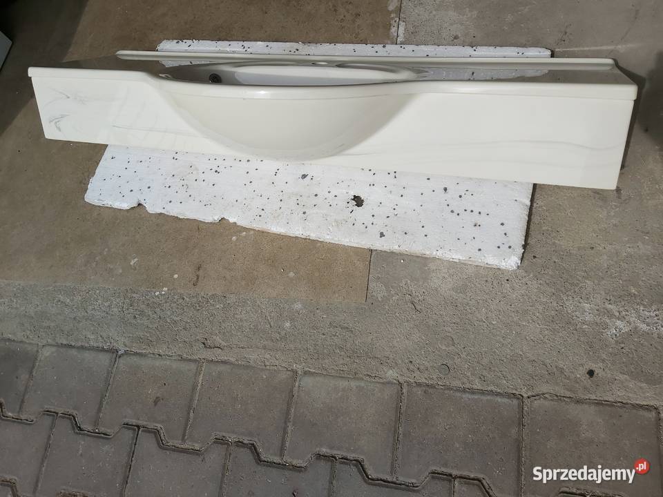 Umywalka z blatem z konglomeratu imitująca Szczecin