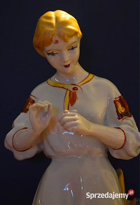 Dziewczyna wróżąca z płatków figurka porcelanowa Chełmno