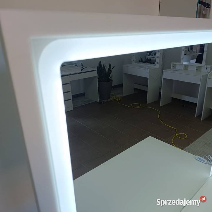 Nowoczesna toaletka kosmetyczna z lustrem led małopolskie Wieliczka