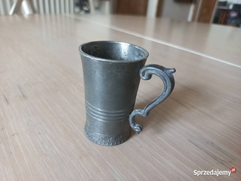 Zabytkowy ozdobny niemiecki mini kufel cynowy Pozostałe Piastów