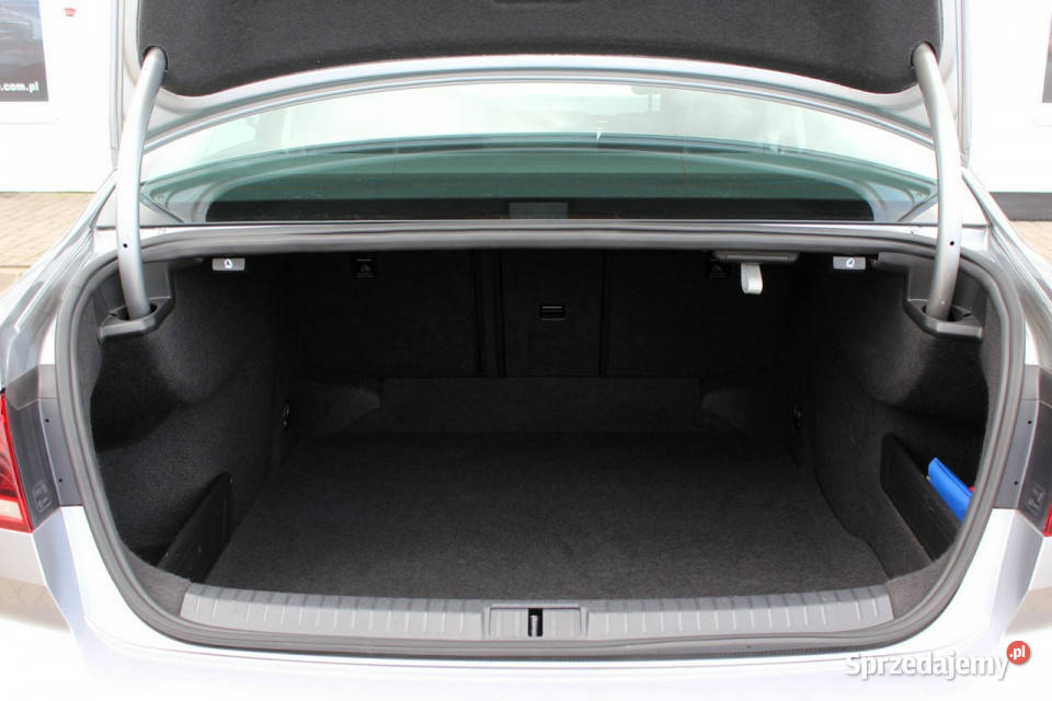 Volkswagen Passat Business DSG SalonPL FV23 4/5