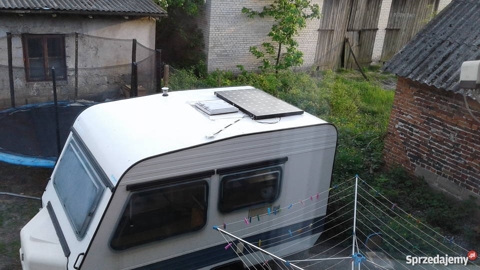 Fajna przyczepa kempingowa z panelem i Kempingowe Strzałki