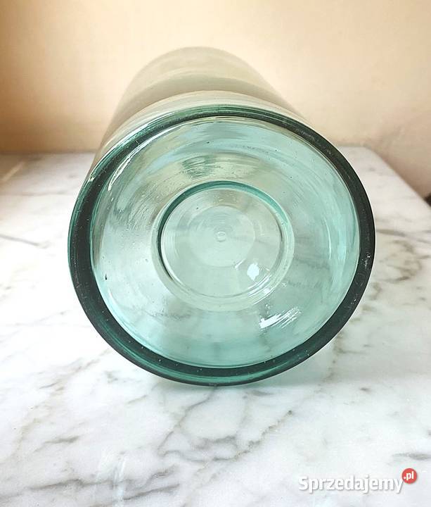 Stara przedwojenna butelka z szkła w odcieniu Warszawa