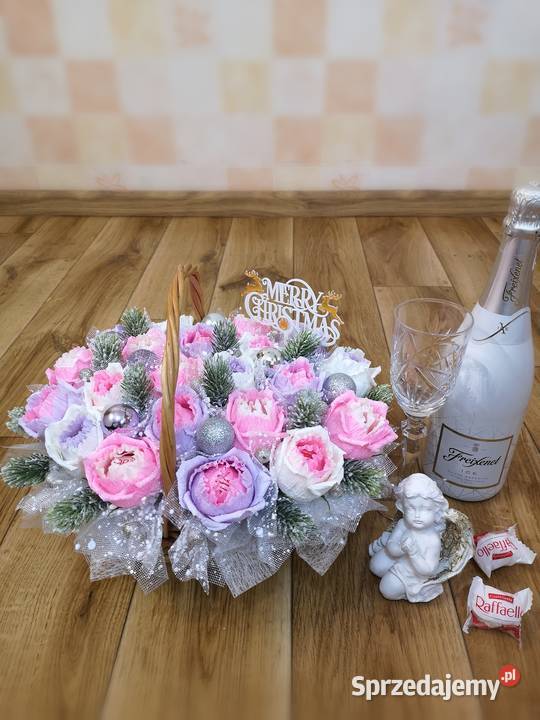 Świąteczny prezentowy koszyk z róż i cukierkami