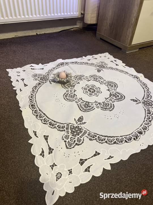 Obrus biały haftowany richelieu z koronkami Zabrze