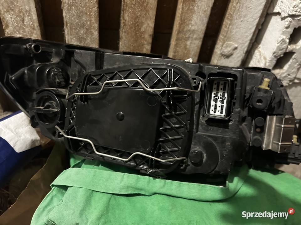 Lampa VOLVO V50S40 LIFT lewa przód soczewka Poznań sprzedam