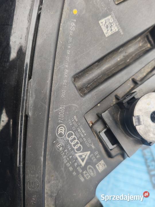Audi A1 8X 2012lift lampa przednia prawa Części samochodowe łódzkie Łódź